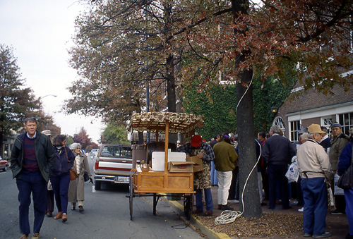 Hot refreshments are provided to visitors by street vendors.